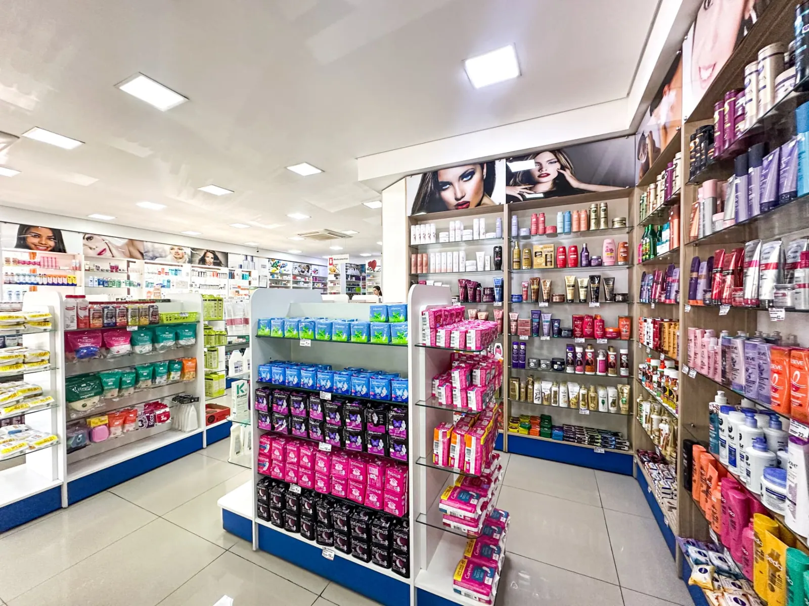 Setor de perfumaria e cosméticos da Drogacenter Boicucanga com shampoos e cuidados pessoais