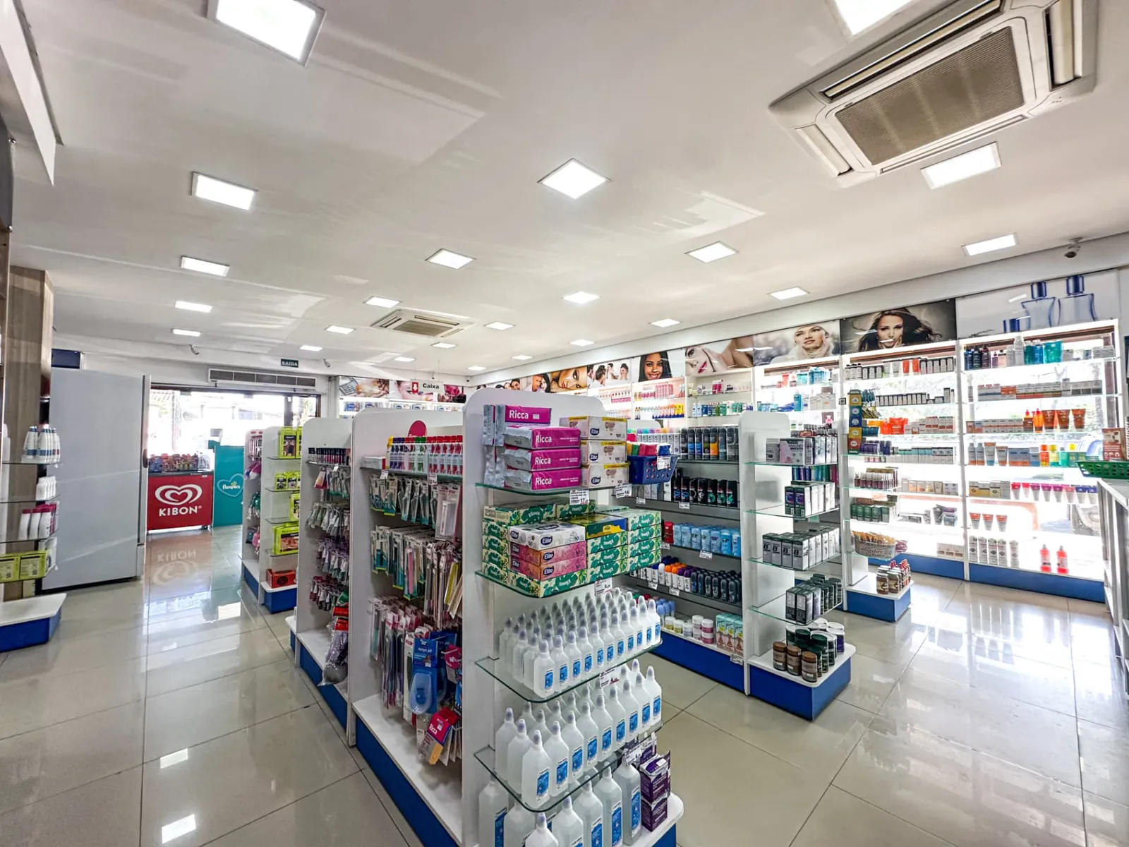 Corredores da Drogacenter Boicucanga com gôndolas de higiene, dermocosméticos e vitaminas